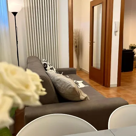 Red Rose Con Garage 아파트 *